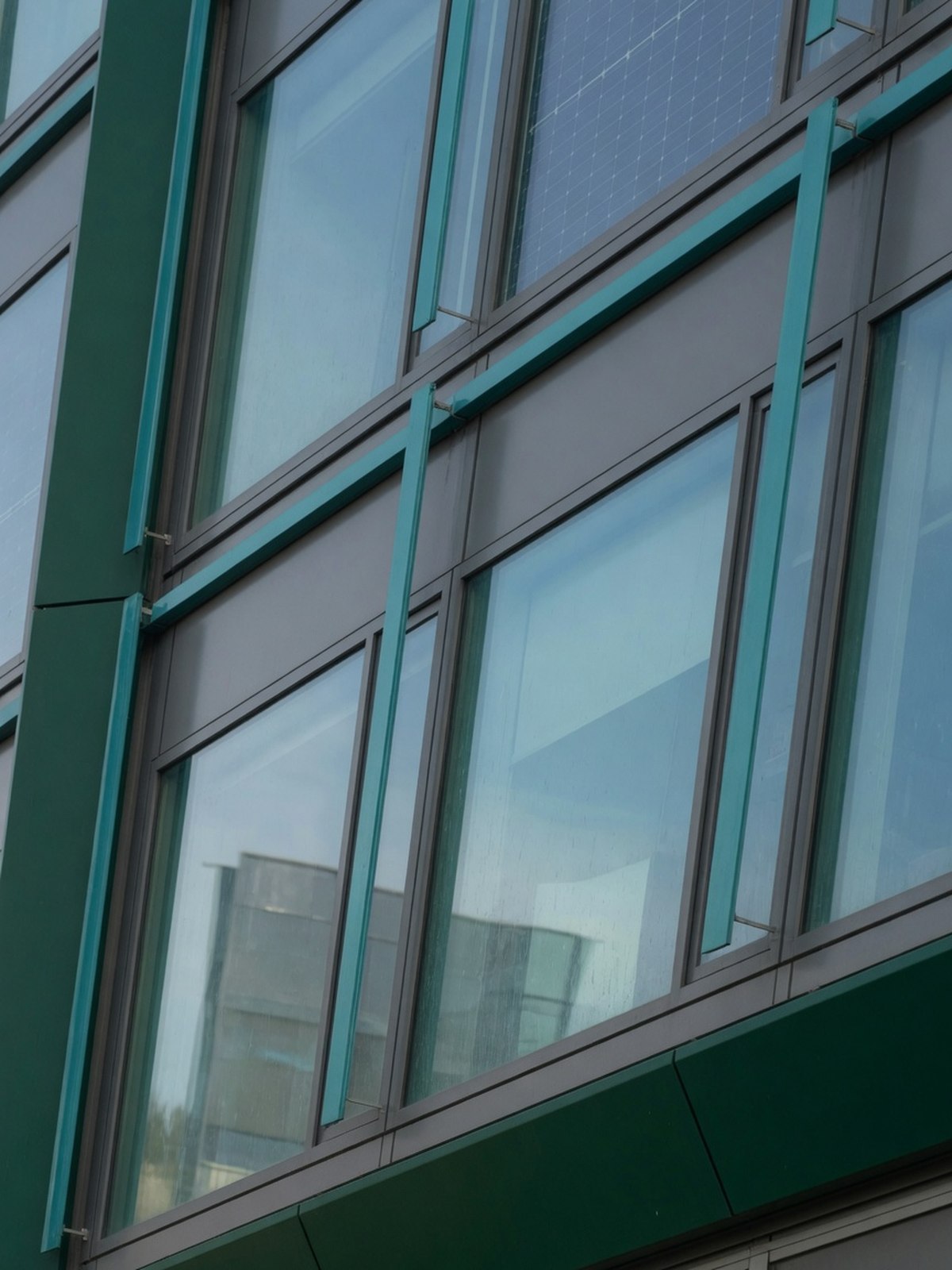 Détail de façade d'un immeuble de bureaux tertiaire au Luxembourg