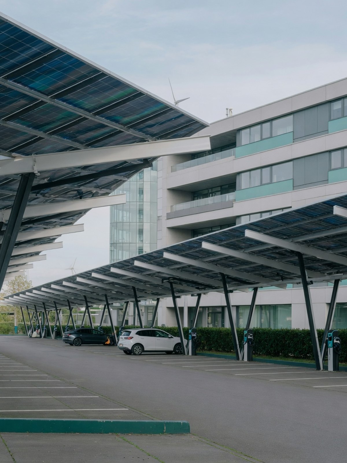 Ombrière solaire couvrant un parking d'entreprise, l'un des trois lots possibles de l'appel PV6